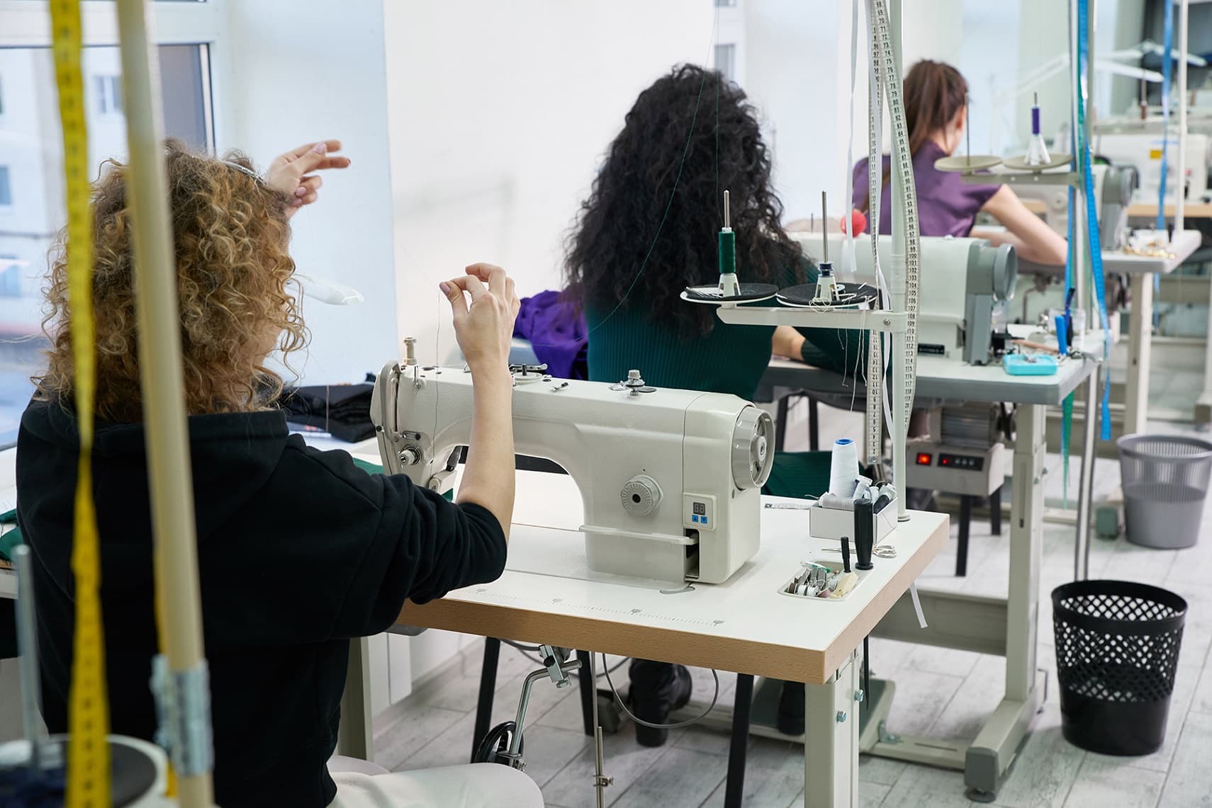 Costureiras a trabalhar em máquinas de costura industriais na fábrica
